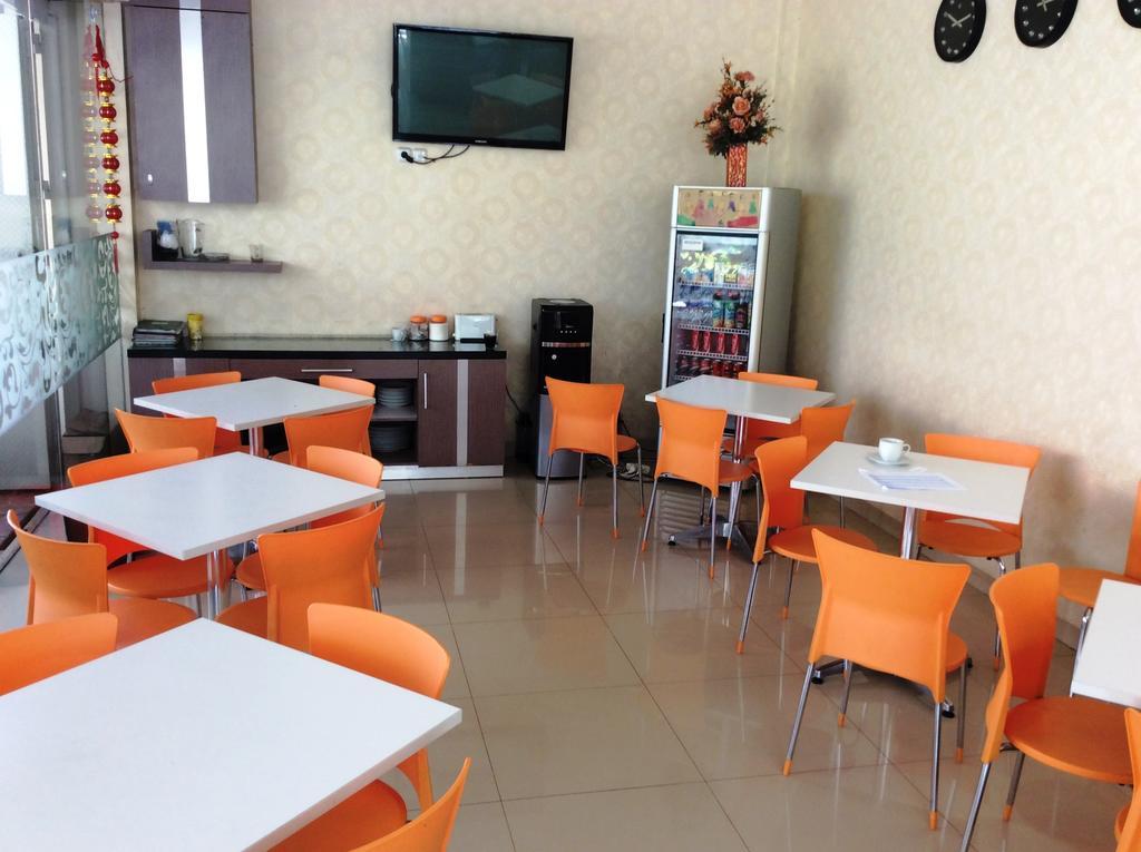 Hotel Diamond Makassar Extérieur photo