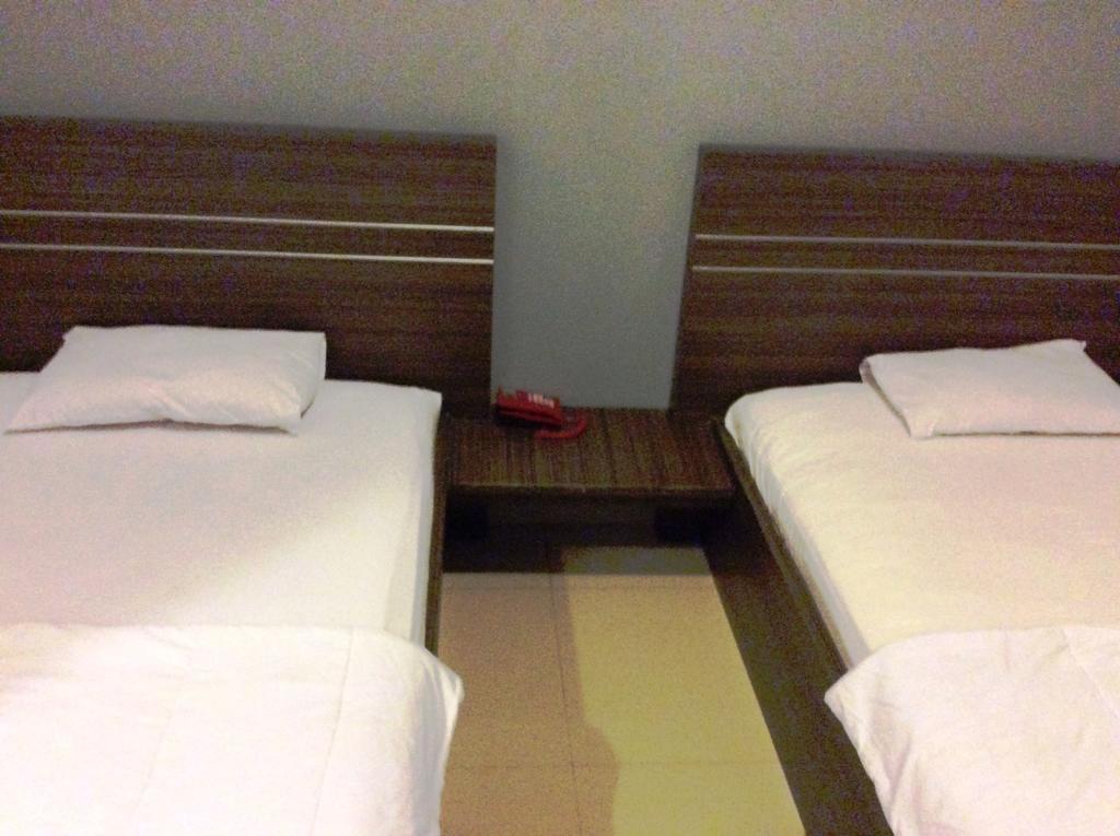 Hotel Diamond Makassar Chambre photo