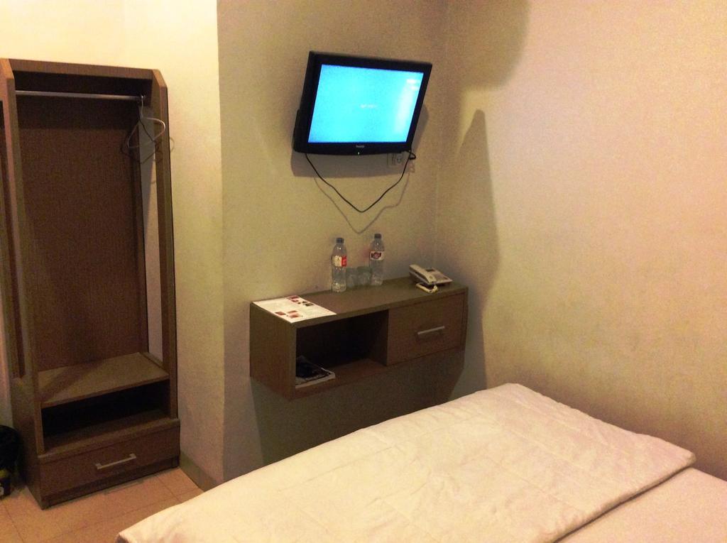 Hotel Diamond Makassar Chambre photo